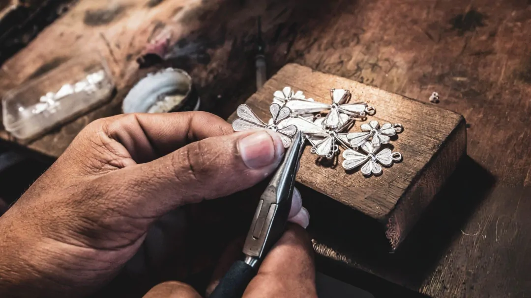 Craftsmanship experience Bali artisan luxury travel